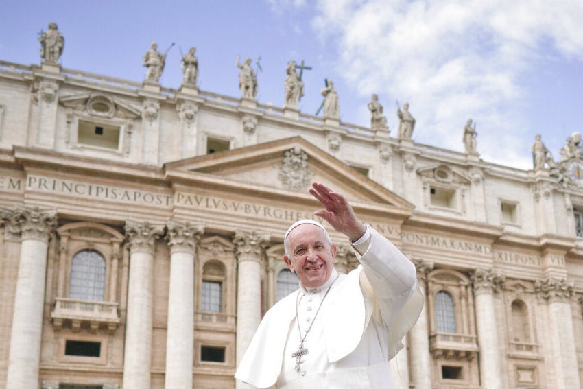 Papa Francisco saluda a la gente 