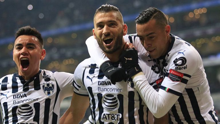 Nicolás Sánchez y Rogelio Funes Mori festejan un gol con Rayados