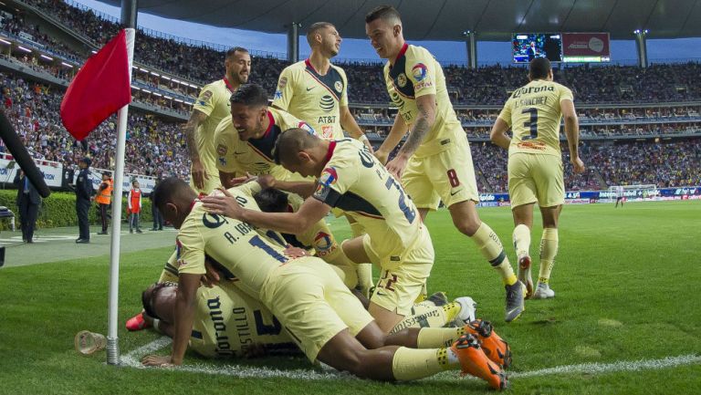 Jugadores del América festejan anotación contra Chivas