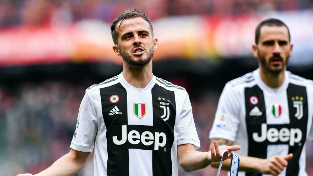 Pjanic durante un partido de la Serie A junto a Bonucci 