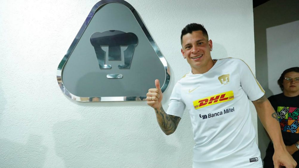 Juan Manuel Iturbe posa a un lado del escudo de Pumas