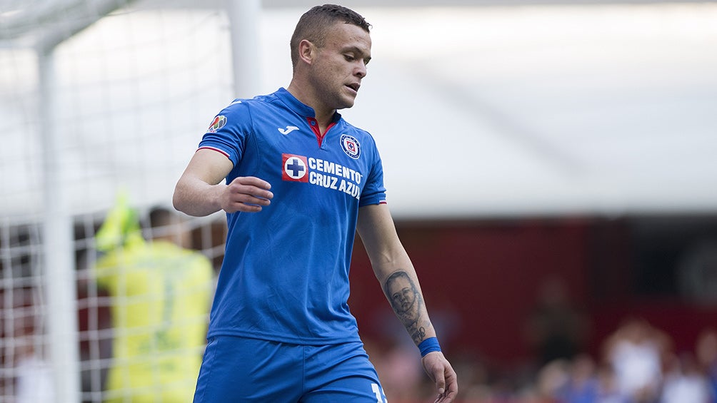 Jonathan Rodríguez se lamenta en juego de Cruz Azul 