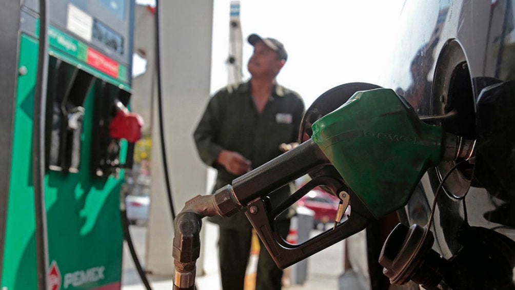 Bomba surtiendo gasolina a un automóvil