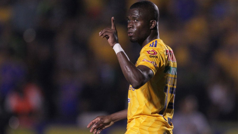 Enner Valencia, durante un juego con Tigres