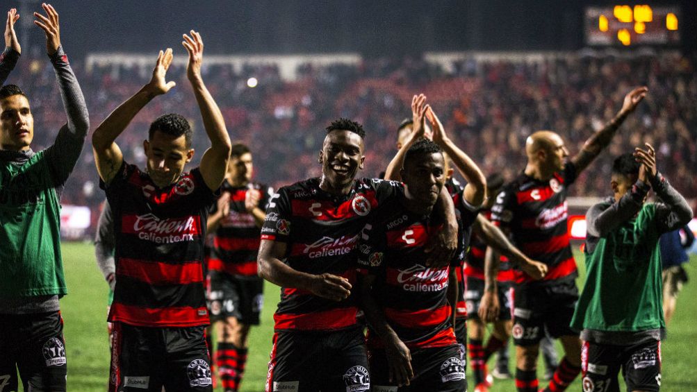 Jugadores de xolos festejan tras un triunfo en el C2019