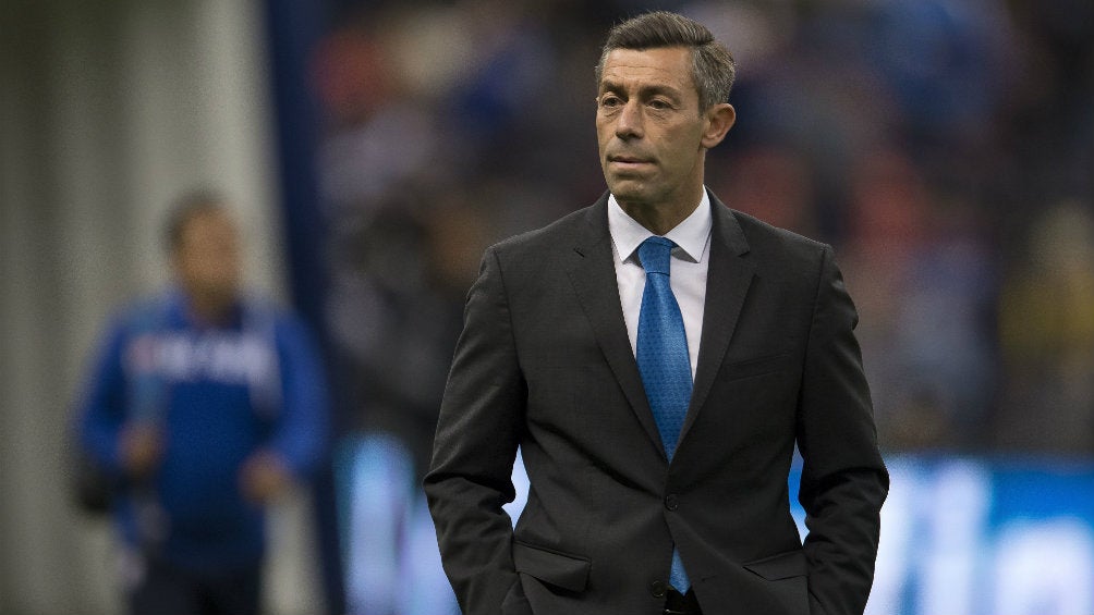 Pedro Caixinha durante un juego entre Cruz Azul y Monterrey