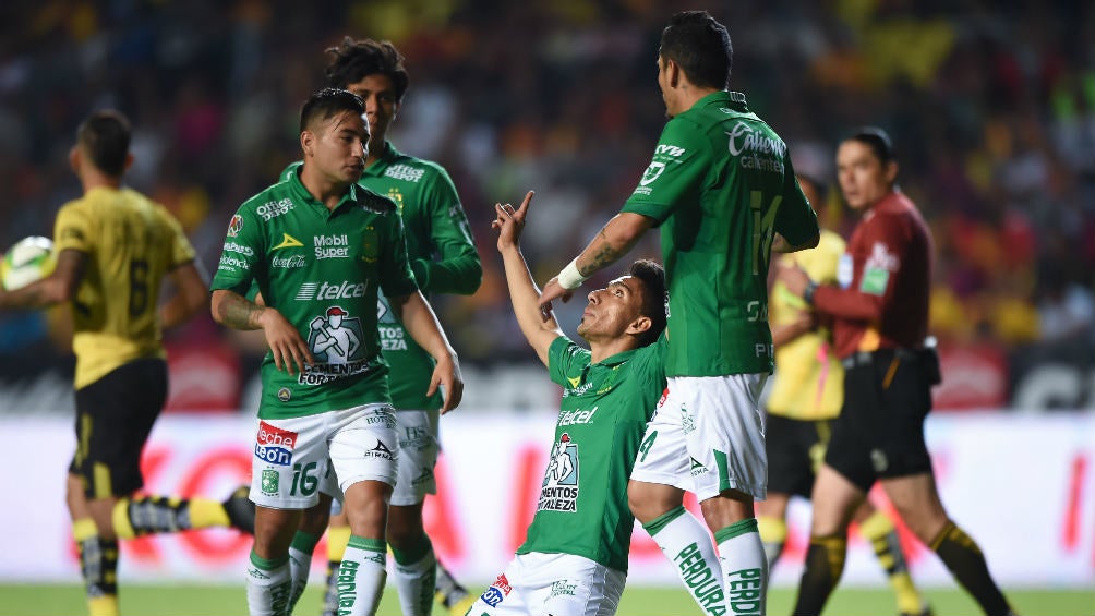 Jugadores del León festejan un gol