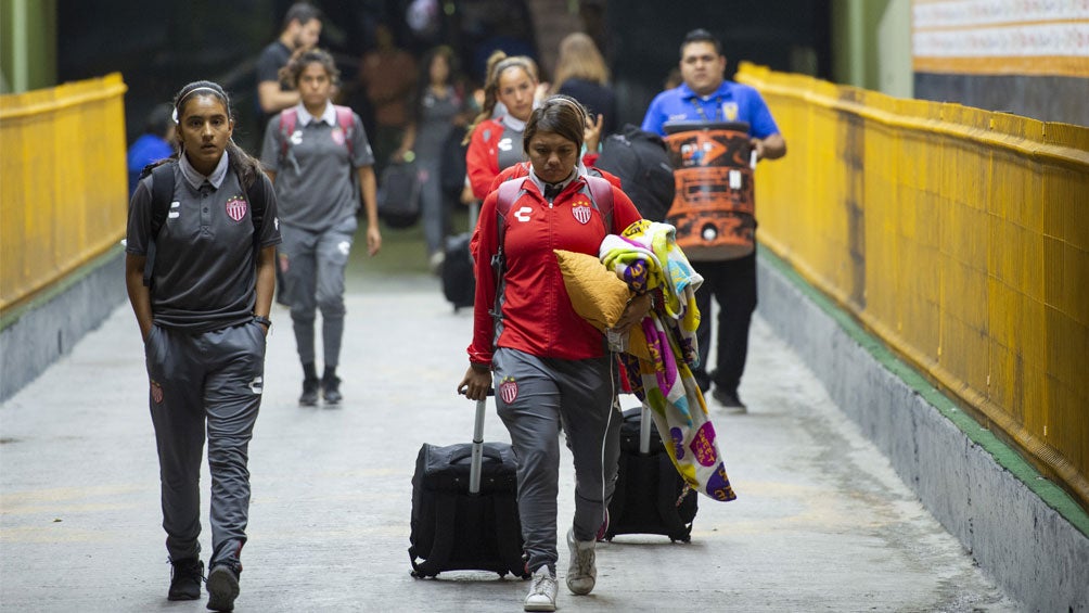 Necaxa arriba al Universitario tras el incidente con su autobús 