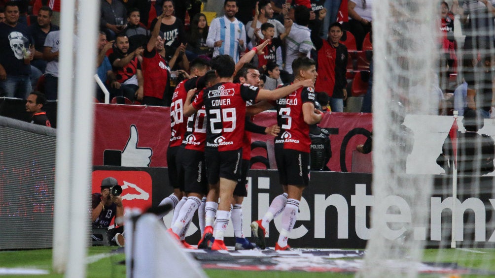 Jugadores de Atlas celebran anotación contra Santos