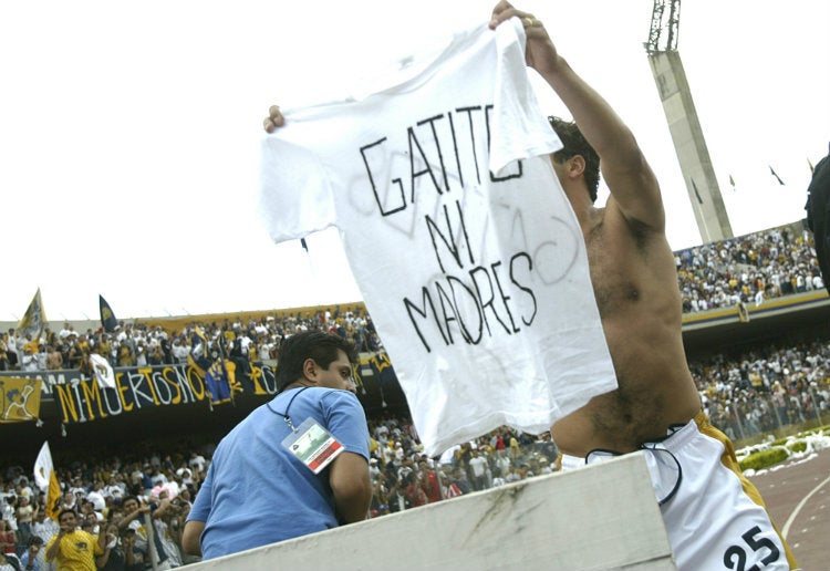 Ailton muestra su playera con la leyenda 'Gatito ni madres'