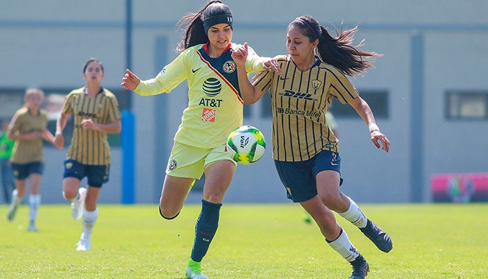 Viviana Michel y Ana López en disputa por el balón 