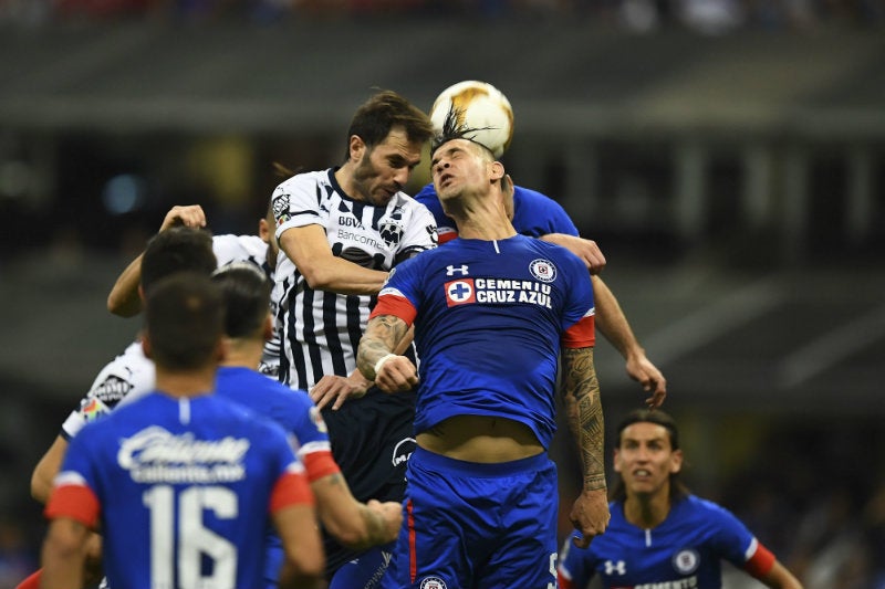 Jugadores de Cruz Azul y Monterrey disputan un balón