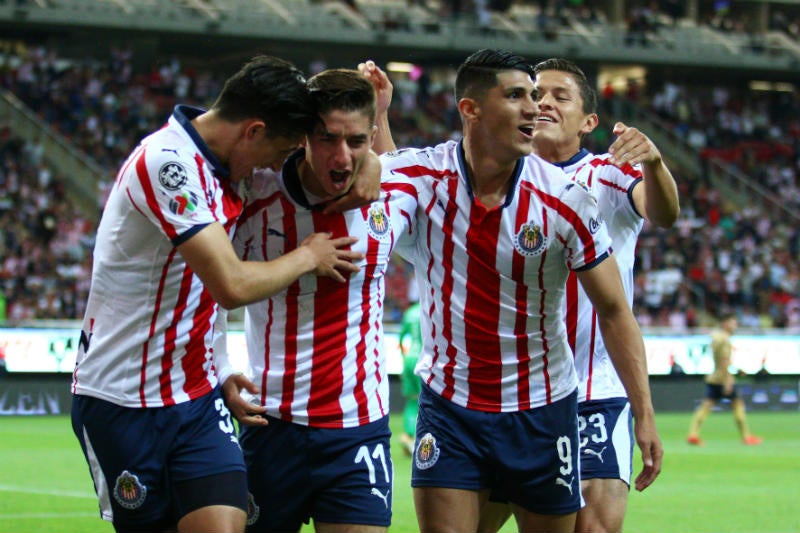 Jugadores de Chivas festejan un gol