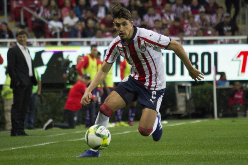 Van Rankin en un partido de Chivas