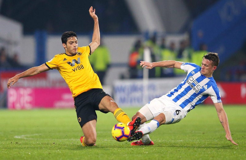 Raúl Jiménez disputa un balón con los Wolves