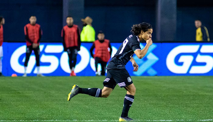 Diego Lainez jugando con la Selección Nacional 