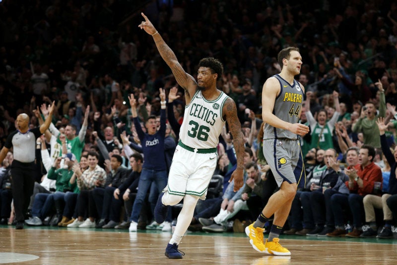 Marcus Smart festeja una anotación con los Celtics