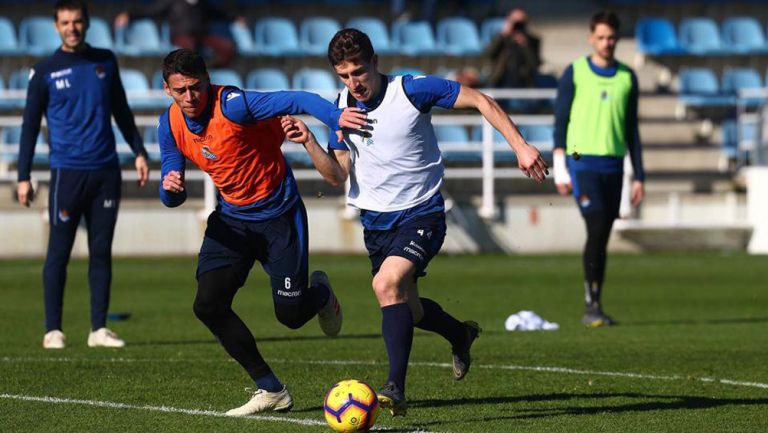 Moreno lucha por el esférico en el entrenamiento de la Real 