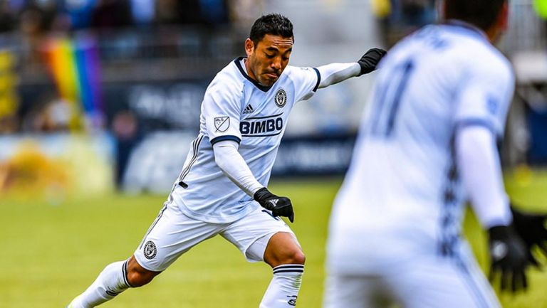 Marco Fabián conduce el esférico en un partido de Philadelphia Union