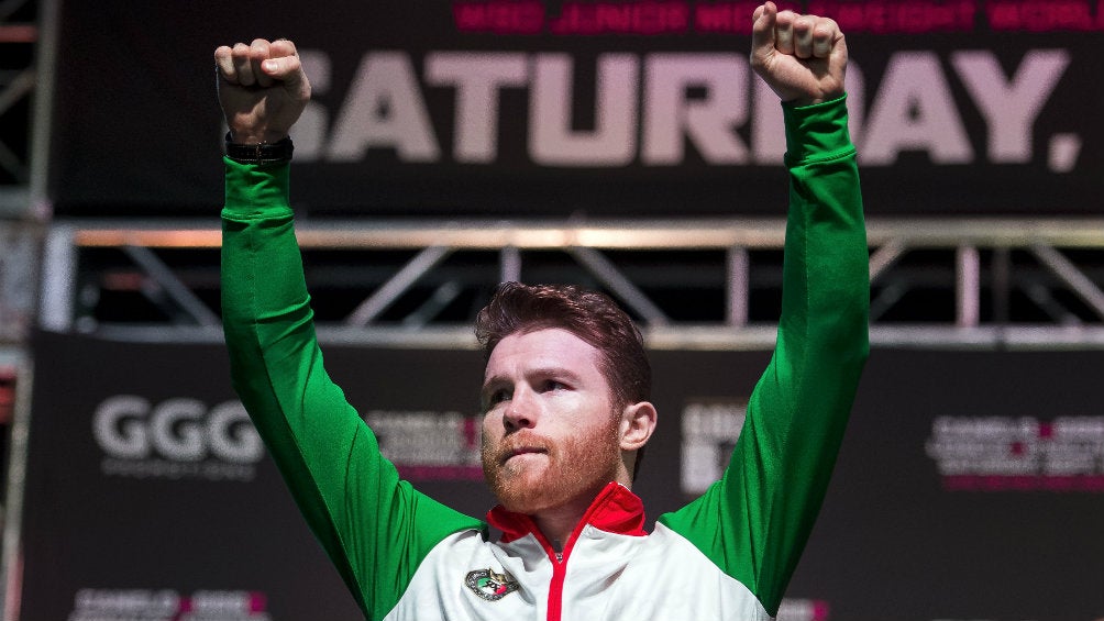 Canelo Álvarez durante un pesaje