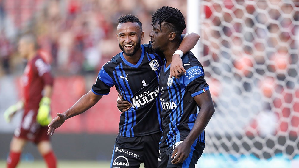 Sierra y Ake Loba festejando el gol ante Xolos 