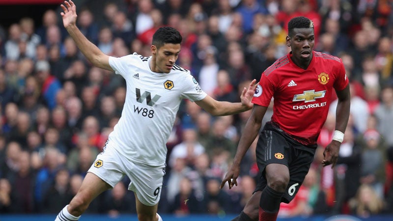 Jiménez y Pogba pelean un balón en Inglaterra 