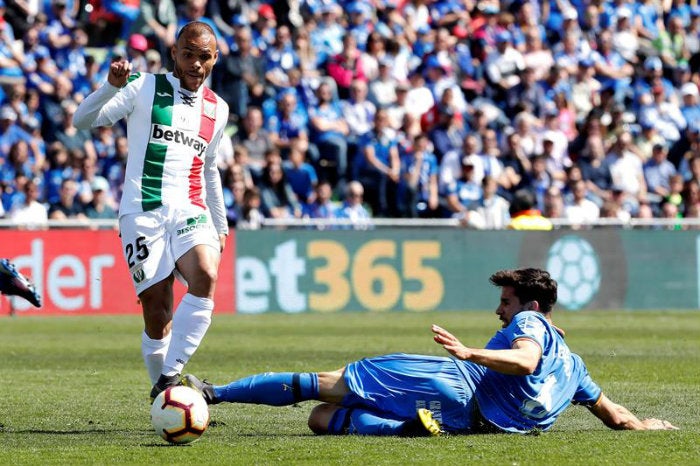 Braithwaite conduce el balón en el partido