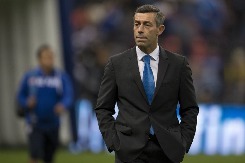 Pedro Caixinha durante un juego de Cruz Azul