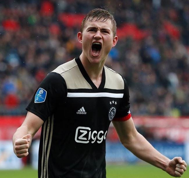 De Ligt lanza un grito durante un juego del Ajax