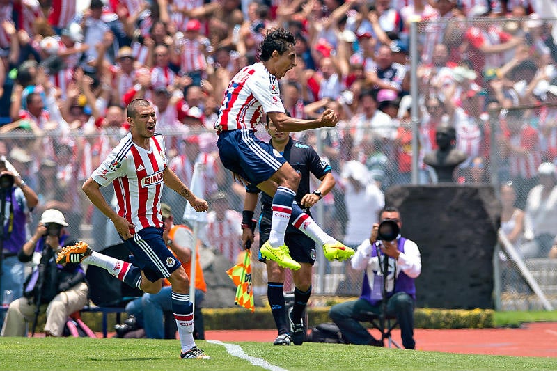 Fernando Arce festeja su gol contra Pumas en el Apertura 2014