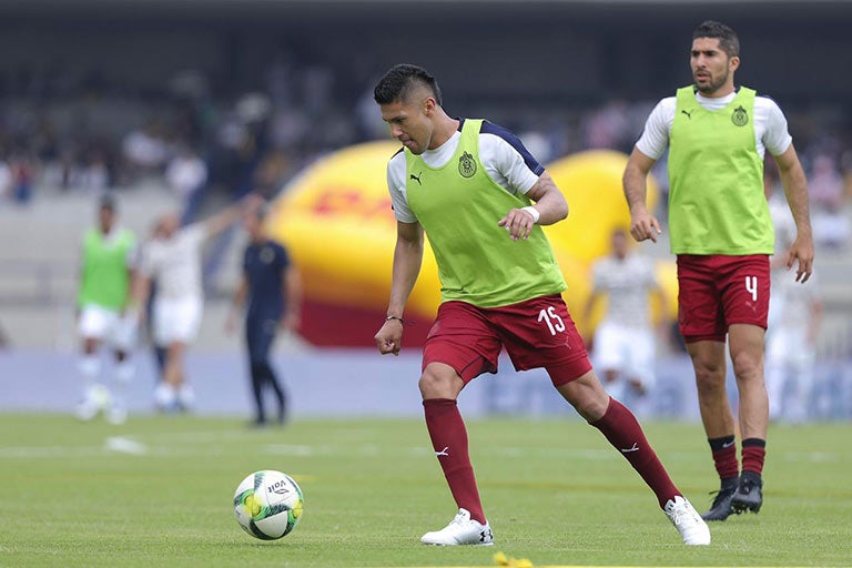 Tony Alfaro controla el balón en el campo de Pumas