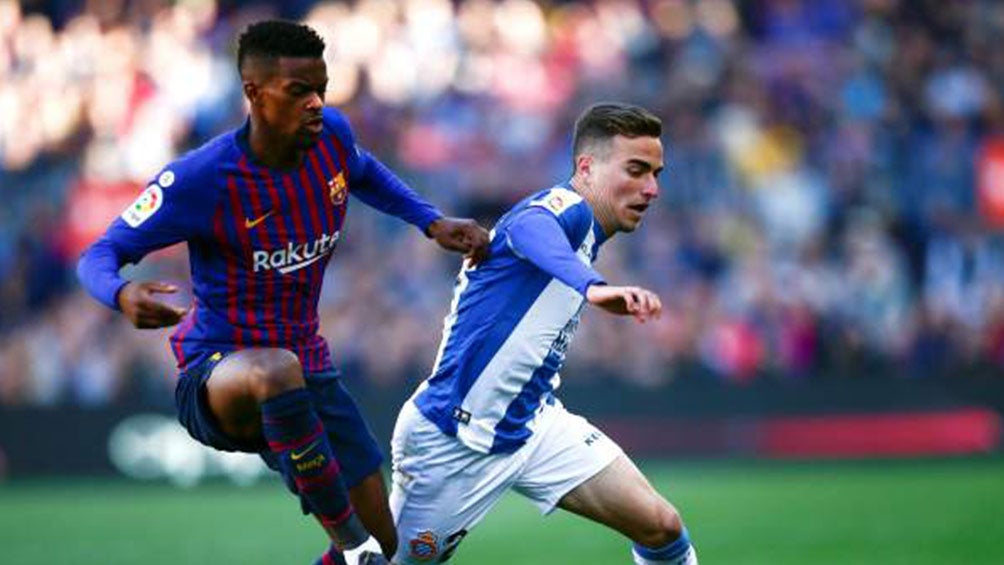 Adrián Pedrosa disputando en disputa con Nelson Semedo