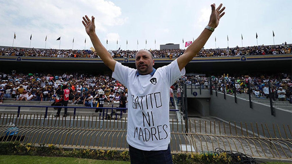 Ailton Da Silva portando la playera con la frase de Pumas