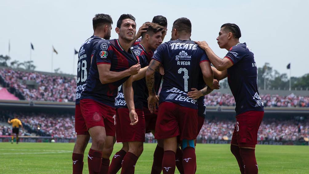 Chivas celebrando el gol de Sandoval ante Pumas 