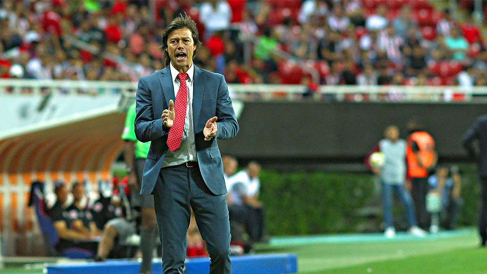 Matías Almeyda da indicaciones a Chivas 