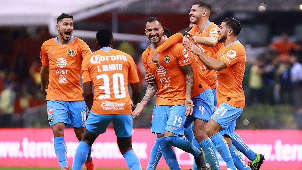 Aguilera celebra su gol, el segundo de las Águilas ante Tigres en el Azteca