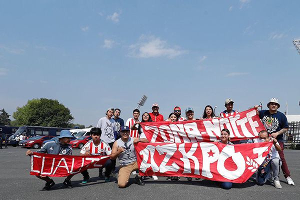 La porra de Chivas previo al partido en CU