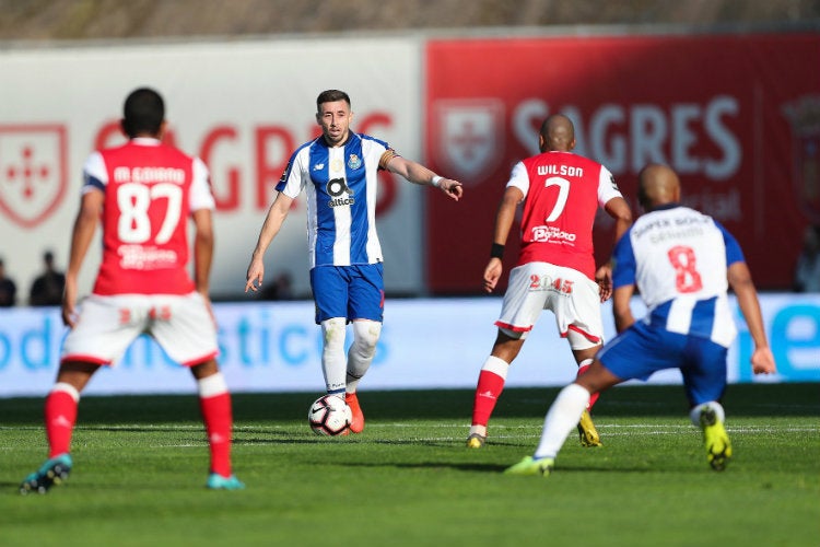 Héctor Herrera controla el esférico en el duelo contra el Braga