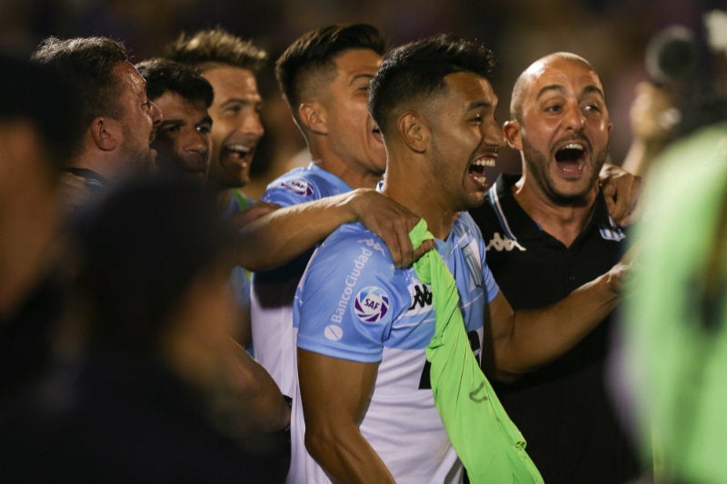 Jugadores de Racing celebran el título