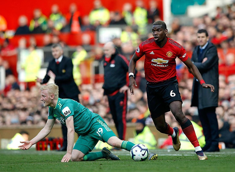 Paul Pogba se quita a un rival en el partido contra el Watford