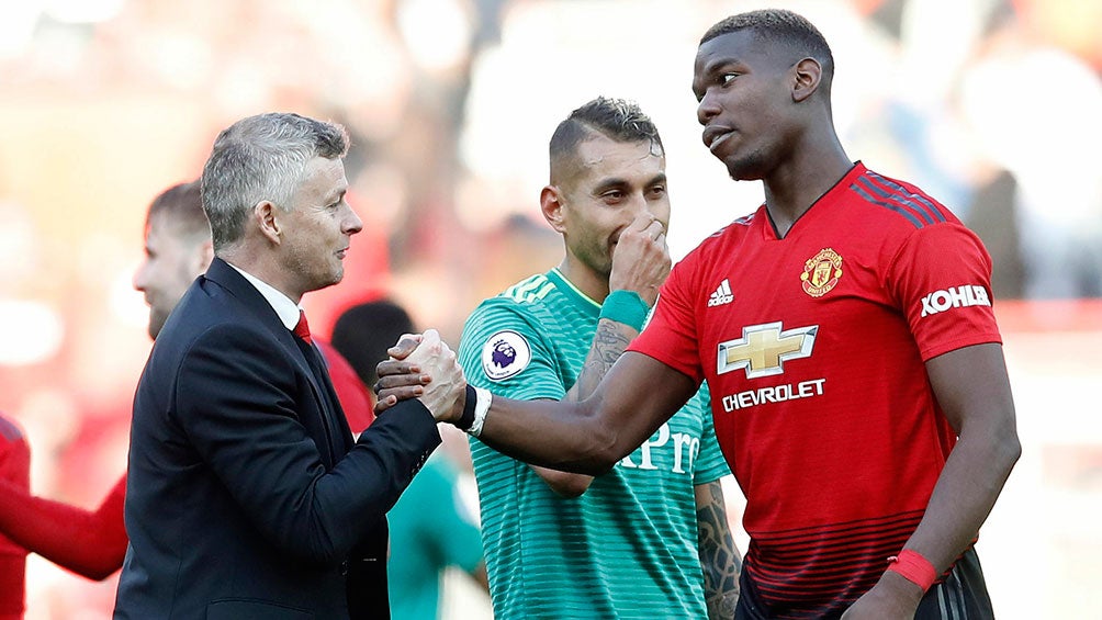 Solksjaer saluda a Pogba tras el encuentro