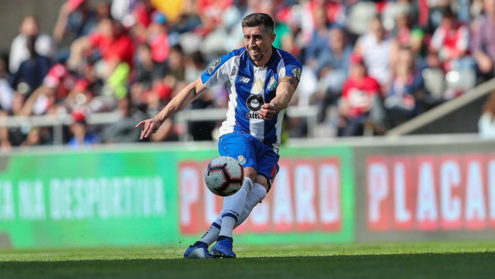 Héctor Herrera en partido con el Porto 