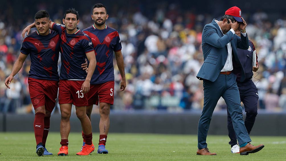 Jugadores de Chivas y Cardozo tras la derrota ante Pumas 