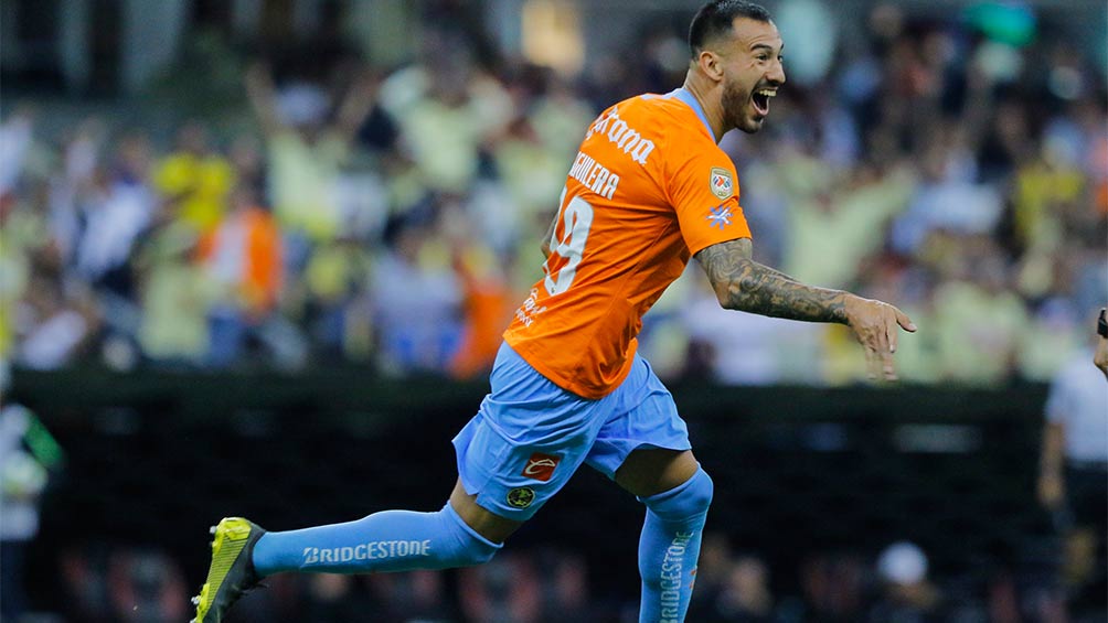 Aguilera festejando un gol con el América 