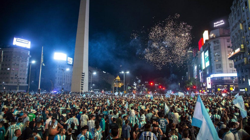 Aficionados del Racing Club festejan título de la Superliga Argentina en el Obelisco