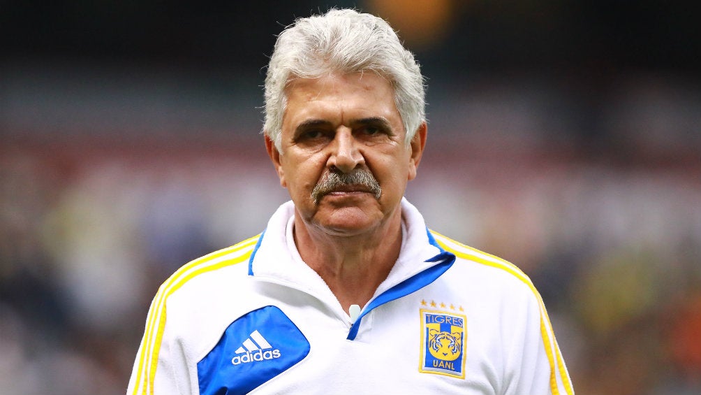 Tuca Ferretti durante un partido de Tigres