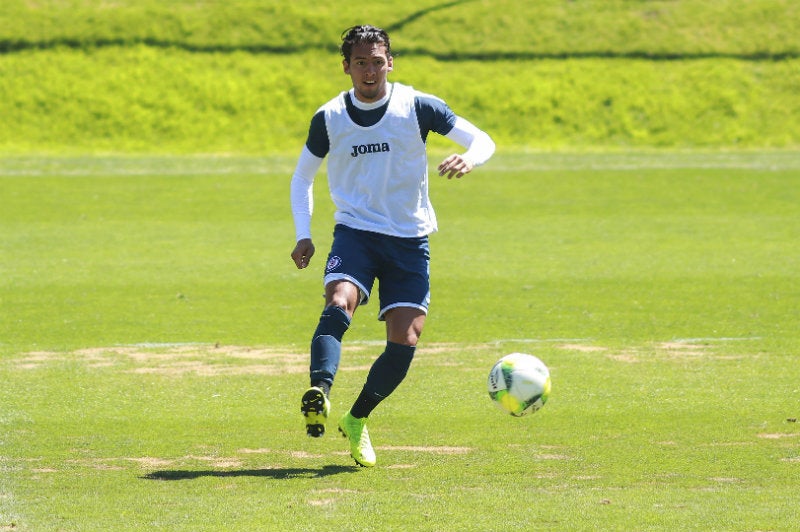 Salas con el balón en una práctica con Cruz Azul