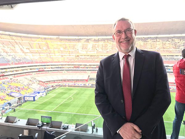 El director de Televisa Deportes en un estadio 