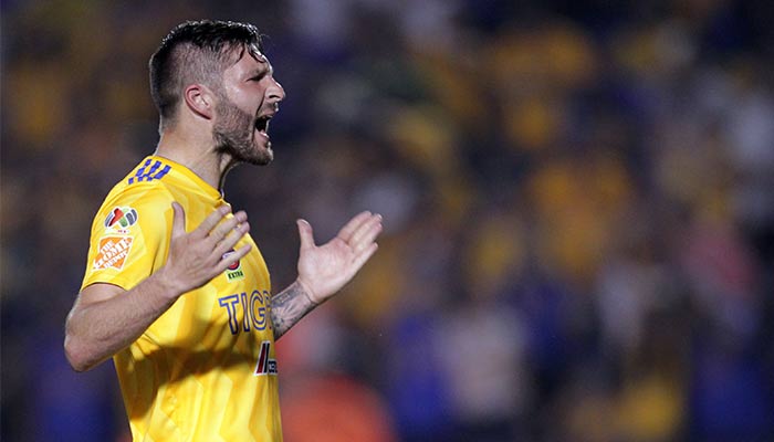 Gignac quejándose durante un partido de Tigres 