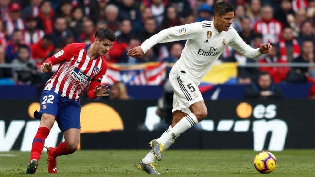 Varane pelea un balón con Morata en el Derbi madrileño 